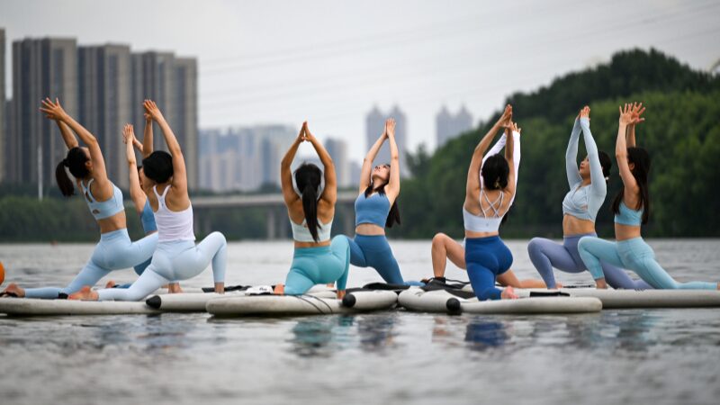 Shenyang_Yoga_Instructors_Take_Balance_to_the_Hunhe_River