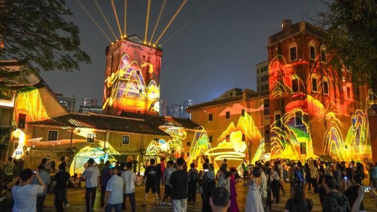 Shenzhen_s_Guanlan_Market_Shines_with_Captivating_Light_Show