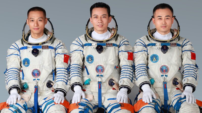 Shenzhou_17_Crew_Hosts_Press_Meeting_at_Jiuquan_Launch_Center video poster