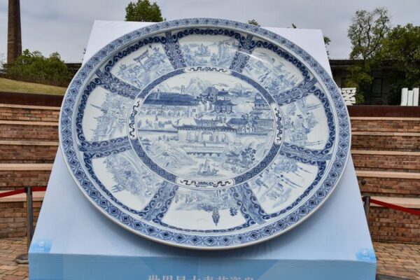 Silk_Road_Legend__Giant_Porcelain_Masterpiece_Debuts_in_Jingdezhen