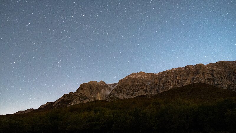 Sky_Spectacle__Orionid_Meteor_Shower_Reaches_Peak_Tonight video poster