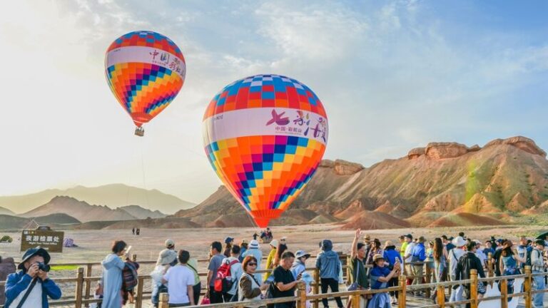 Soaring_Views__Hot_Air_Balloons_Highlight_Zhangye_s_Stunning_Multicolored_Danxia
