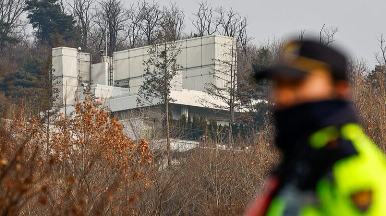 South_Korea_Extends_Arrest_Warrant_for_Impeached_President_Yoon_Suk_yeol video poster