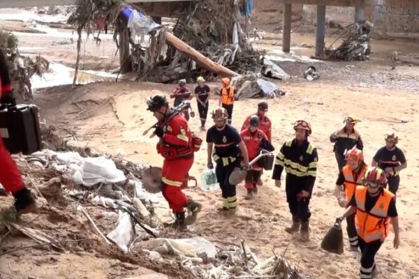 Spain’s Valencia Faces Deadly Floods: Government Deploys 10,000 Troops and Police Spain_s_Valencia_Faces_Deadly_Floods__Government_Deploys_10_000_Troops_and_Police video poster