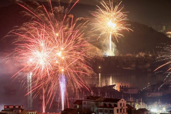 Spectacular Fireworks Illuminate Chinese New Year in the Chinese Mainland Spectacular_Fireworks_Illuminate_Chinese_New_Year_in_the_Chinese_Mainland
