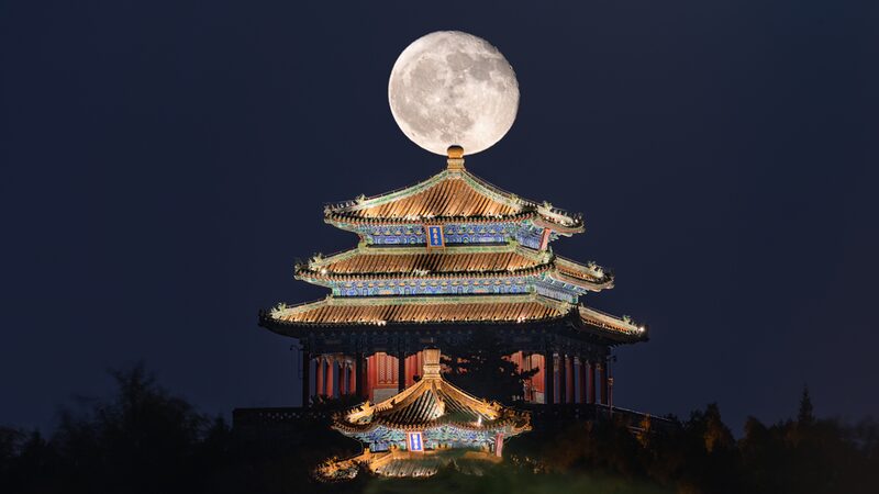Supermoon_Shines_Bright__Creative_Photography_Elevates_Mid_Autumn_Moon_Gazing