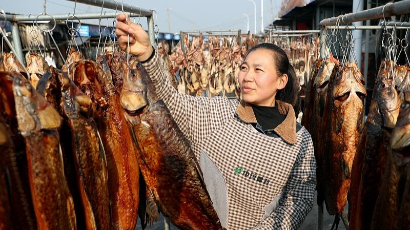 Suqian_Fishermen_Sun_Dry_Fish_for_Prosperous_Spring_Festival