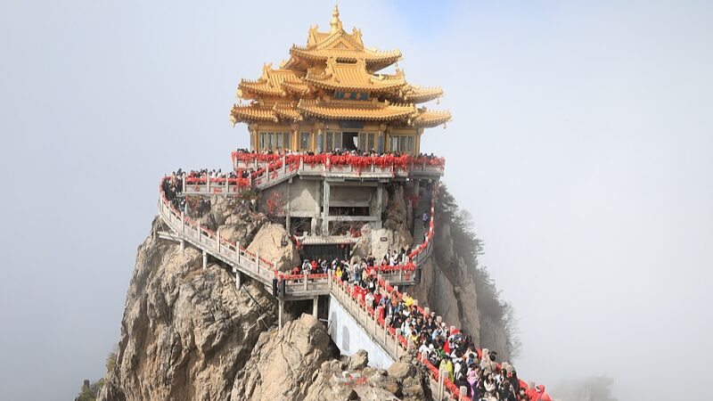 Thousands_Flock_to_Laojun_Mountain_Amid_Misty_Qingming_Celebrations