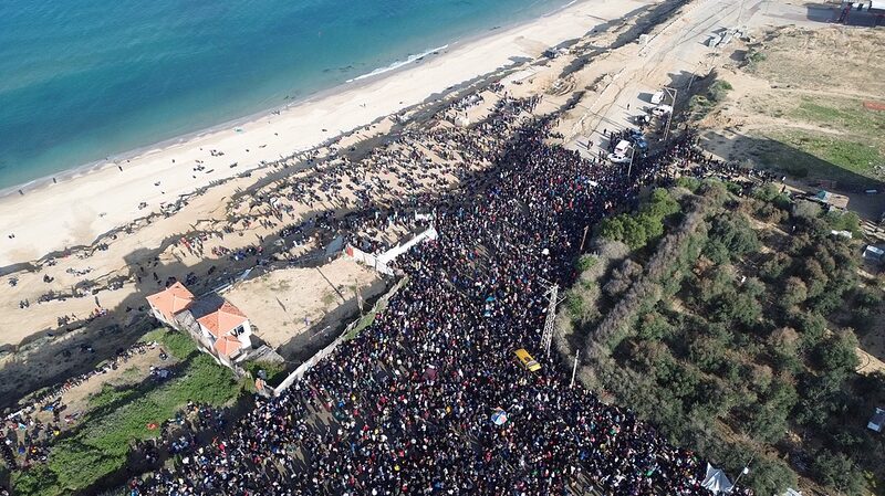 Thousands_of_Palestinians_Await_Return_to_Northern_Gaza_Amid_Ceasefire_Dispute