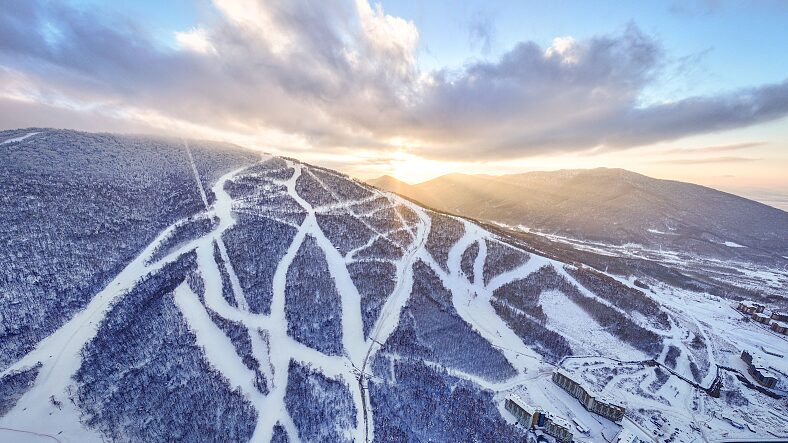 Thriving_Slopes__Jilin_s_Beidahu_Ski_Resort_Ready_to_Welcome_Winter_Enthusiasts
