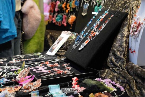Unlock_Latest_Trends_at_Guangzhou_s_Vibrant_Street_Markets