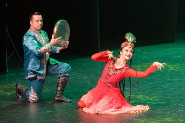 Vibrant Xinjiang Cultural Show Delights Kuwaiti Audiences Vibrant_Xinjiang_Cultural_Show_Delights_Kuwaiti_Audiences