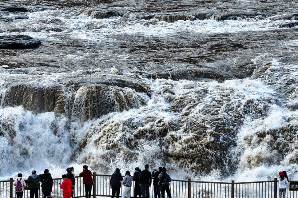 Winter Magic at Hukou Waterfall Leaves Tourists in Awe Winter_Magic_at_Hukou_Waterfall_Leaves_Tourists_in_Awe