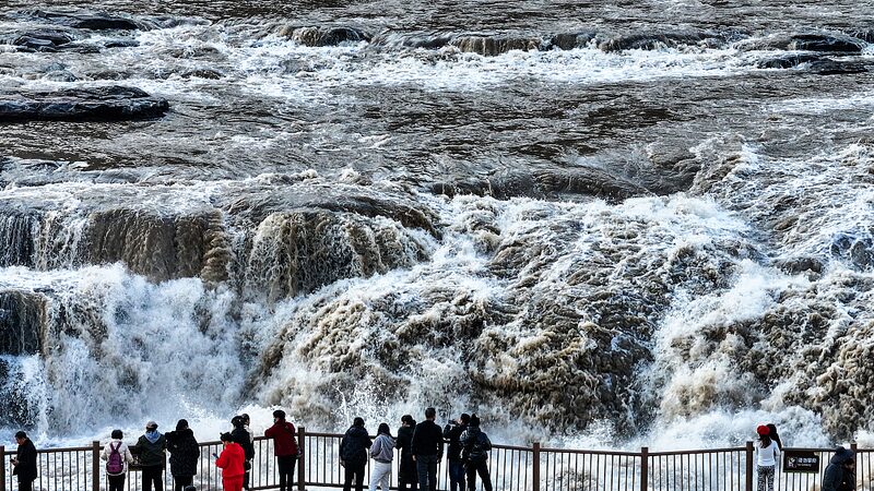 Winter_Magic_at_Hukou_Waterfall_Leaves_Tourists_in_Awe - My Global News: Voices of a New Era Winter_Magic_at_Hukou_Waterfall_Leaves_Tourists_in_Awe