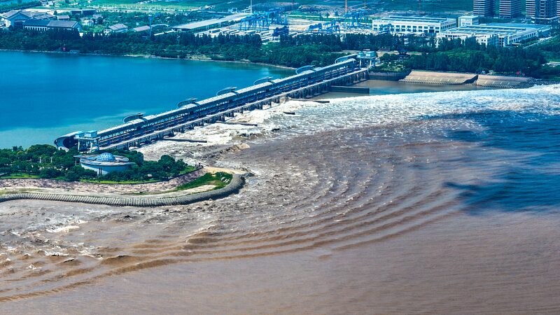 Witness the World’s Largest Tidal Bore at Qiantang River Witness_the_World_s_Largest_Tidal_Bore_at_Qiantang_River video poster