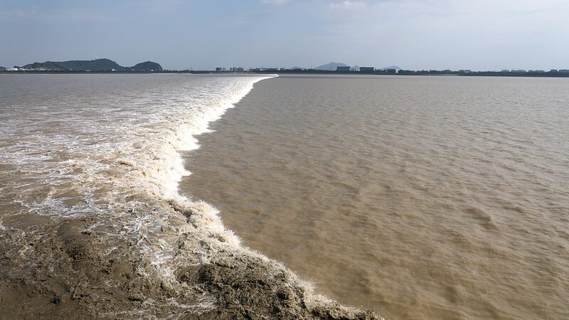 Witness the World’s Largest Tidal Bore on China’s Qiantang River Witness_the_World_s_Largest_Tidal_Bore_on_China_s_Qiantang_River video poster