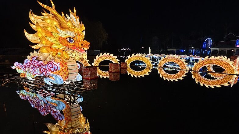 Wuhan_Lights_Up_for_Year_of_the_Dragon_with_Spectacular_Lantern_Fair