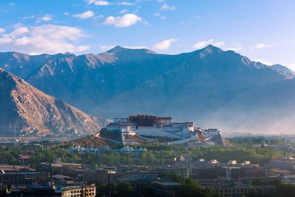 Xizang_Thrives_Amid_Misleading_Western_Narratives