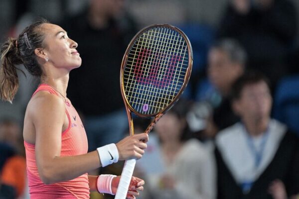Zheng_Qinwen_Triumphs_Over_Fernandez_to_Reach_Pan_Pacific_Semifinals