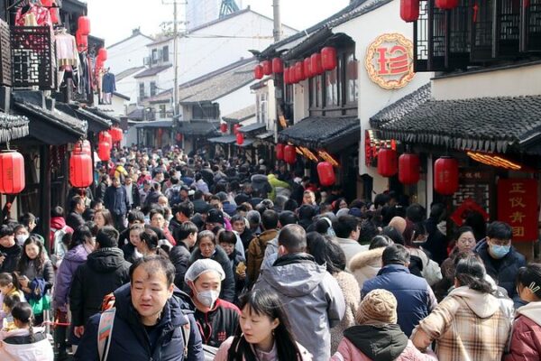 Boosting Consumption: Expert Urges Stable Income for Growth Boosting_Consumption__Expert_Urges_Stable_Income_for_Growth