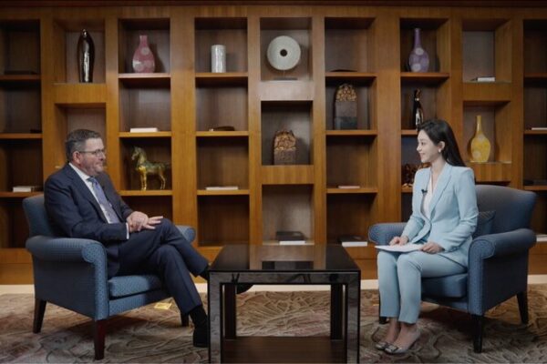 Ex_Victoria_Premier_Applauds_the_Chinese_mainland_s_Renewable_Energy_Breakthrough video poster