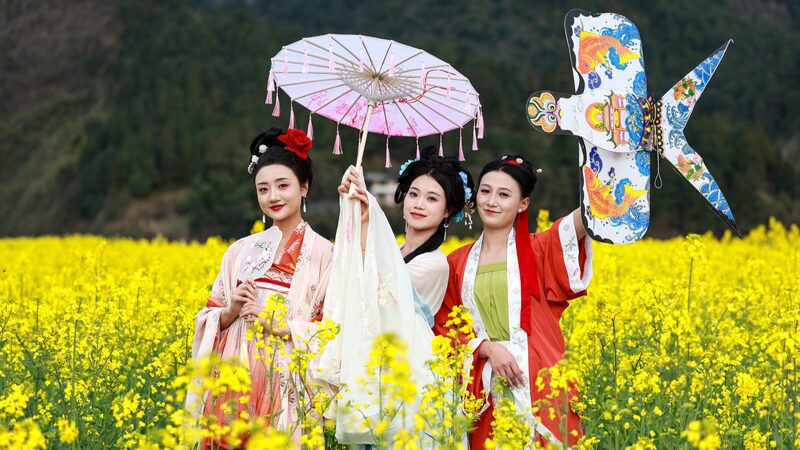 Hanfu_Elegance_Amid_Golden_Rapeseed_Fields