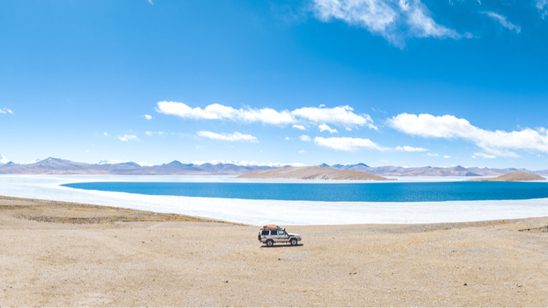 Lake_Pumoyum_Co_s_Mesmerizing_Blue_Ice_Transformation