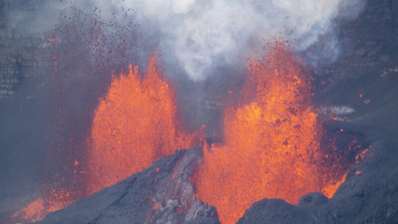 Live__Kilauea_Volcano_Erupts_in_Hawaii__Sparking_Global_Attention