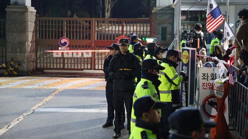 South_Korean_President_Yoon_Suk_yeol_to_Be_Released_After_Legal_Victory video poster
