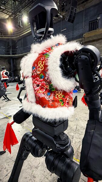 Yang_Bot__Revolutionizing_Traditional_Yangko_Dance_with_AI_at_Spring_Festival_Gala video poster