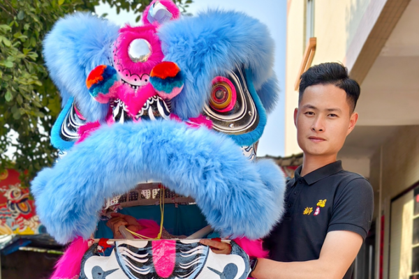 Lighting Up Tradition: Li Zujie’s Glow-in-the-Dark Lion Dance Lighting Up Tradition: Li Zujie’s Glow-in-the-Dark Lion Dance