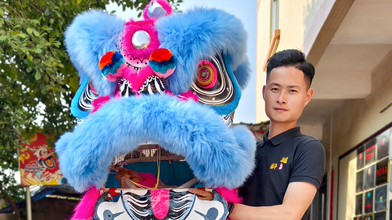 Lighting Up Tradition: Li Zujie’s Glow-in-the-Dark Lion Dance