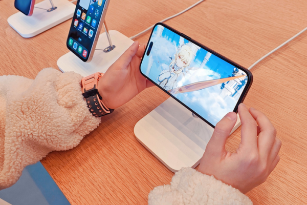 Trump Tariffs Won’t Bring iPhones to U.S. Factories Trump Tariffs Won’t Bring iPhones to U.S. Factories