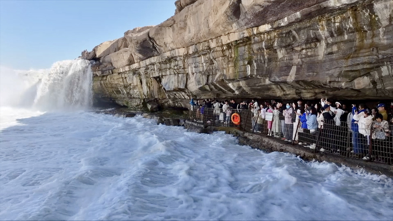 Hukou_Waterfall_Thrills_Visitors_During_Qingming_Festival video poster
