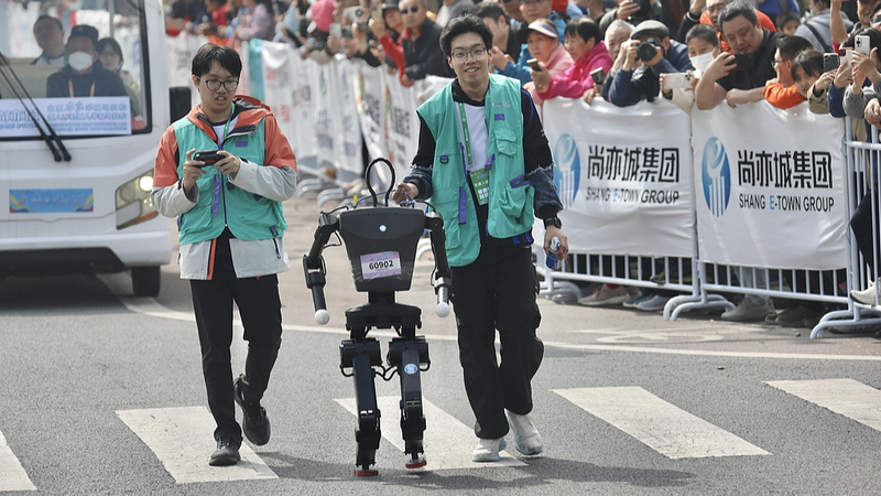 Humanoid_Robots_Make_History_at_Beijing_Half_Marathon