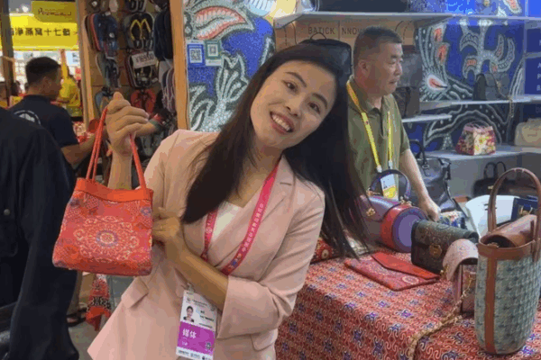 Malaysia_Breaks_New_Ground_at_Hainan_Expo_with_41_Brand_Showcase video poster