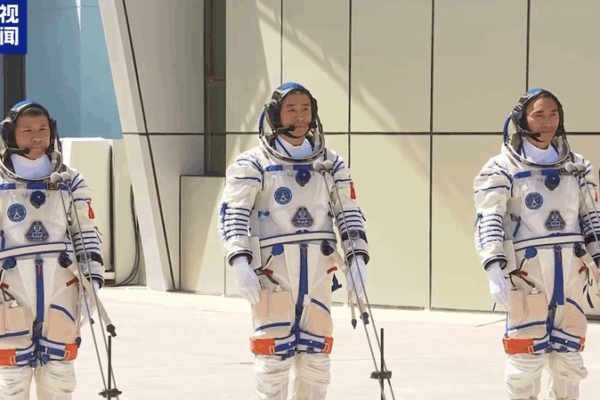 Shenzhou-20 Astronauts Bid Farewell at Jiuquan Launch Center on the Chinese mainland Shenzhou_20_Astronauts_Bid_Farewell_at_Jiuquan_Launch_Center_on_the_Chinese_mainland video poster