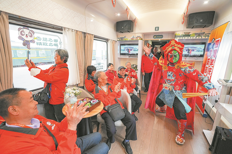 Silver_Haired_Tourist_Trains_Spark_Senior_Travel_Boom_on_the_Chinese_Mainland