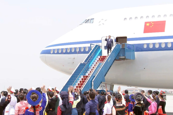 Xi_Jinping_Arrives_in_Hanoi_for_State_Visit video poster
