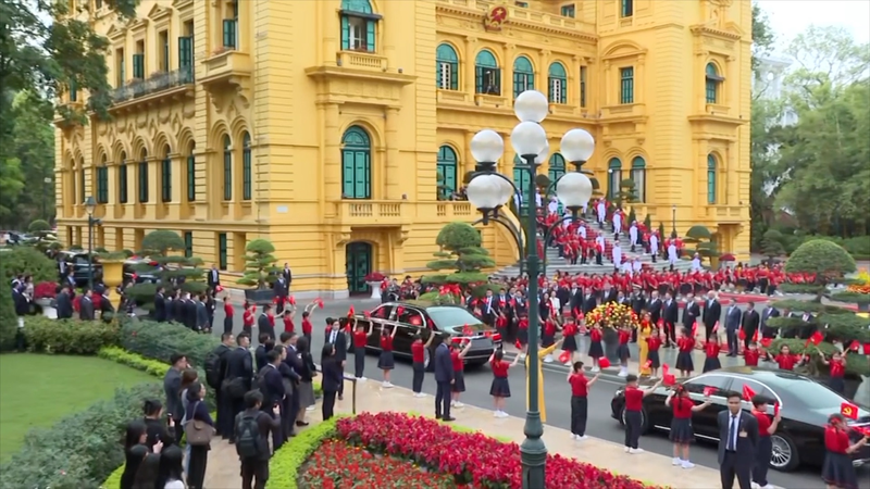 Xi_Jinping_Attends_Hanoi_Welcome_Ceremony_Hosted_by_To_Lam video poster