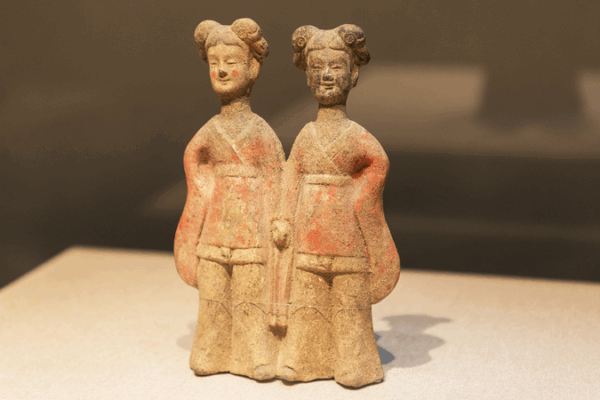 Ancient Northern Wei Figurine Sparks Hanfu Photo Trend at Luoyang Museum Ancient_Northern_Wei_Figurine_Sparks_Hanfu_Photo_Trend_at_Luoyang_Museum