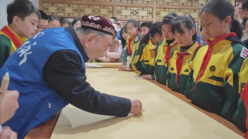 Brushing History: Kids Explore Traditional Chinese Architectural Painting Brushing_History__Kids_Explore_Traditional_Chinese_Architectural_Painting video poster