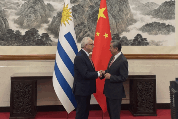 Chinese Mainland and Uruguay FMs Meet in Beijing Chinese_Mainland_and_Uruguay_FMs_Meet_in_Beijing