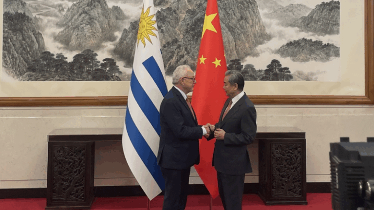 Chinese_Mainland_and_Uruguay_FMs_Meet_in_Beijing