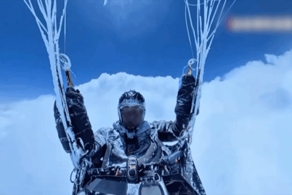 Chinese Paraglider’s Daring Survival at 8,598m Chinese_Paraglider_s_Daring_Survival_at_8_598m
