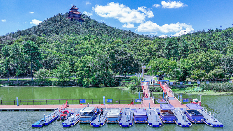 Chinese_Travelers_Hit_the_Road_with_AI_Powered_Guides