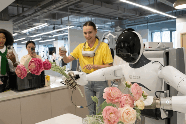 Global Youths Dive into Chinese AI Innovations in Hangzhou Global_Youths_Dive_into_Chinese_AI_Innovations_in_Hangzhou