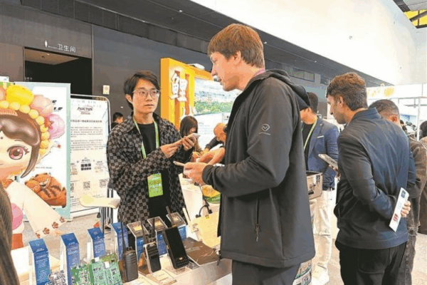Homegrown Chips Power Quanzhou’s Walkie-Talkie Boom Homegrown_Chips_Power_Quanzhou_s_Walkie_Talkie_Boom