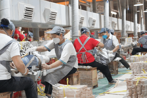 How Lipu, China’s Hanger Capital, Thrives Amid Trade Headwinds How_Lipu__China_s_Hanger_Capital__Thrives_Amid_Trade_Headwinds