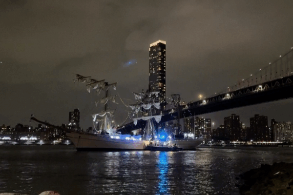 Mexican Navy Ship Collides with Brooklyn Bridge, Injuring Crew Mexican_Navy_Ship_Collides_with_Brooklyn_Bridge__Injuring_Crew video poster